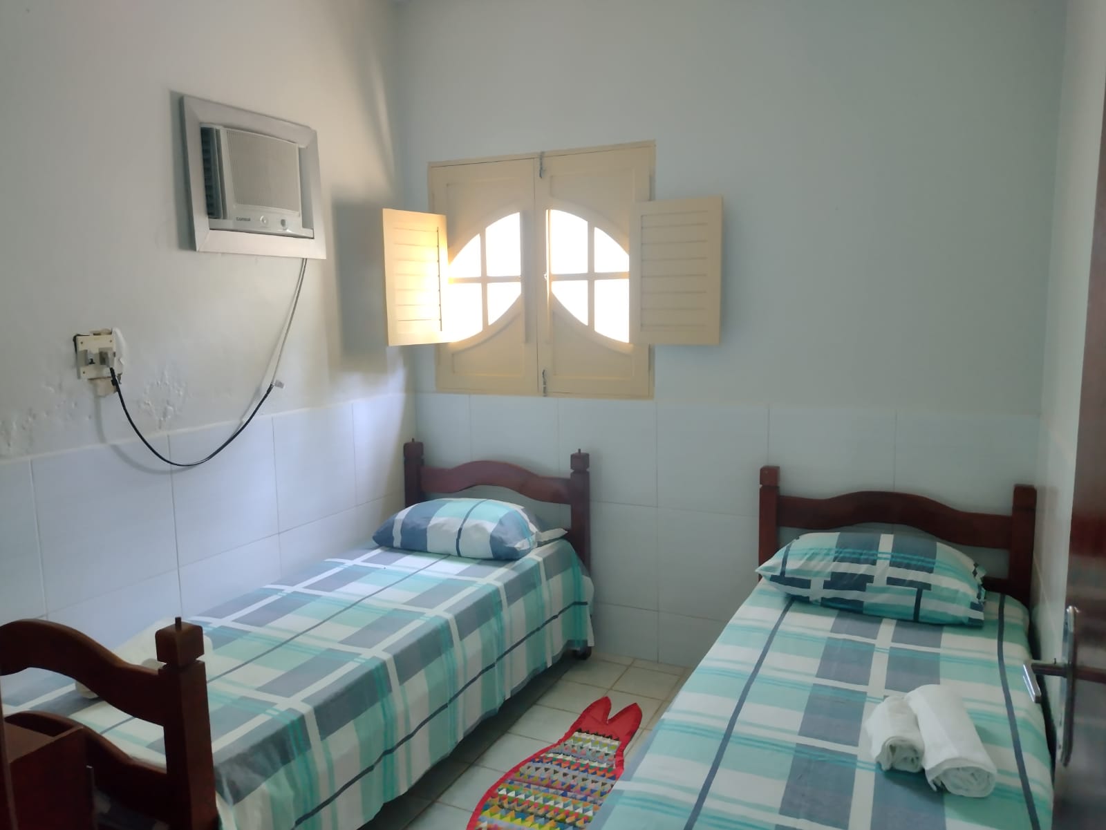 Quarto arejado com decoração natural
